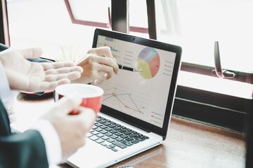 Consultor SEO Analizando Metricas De Trafico Web