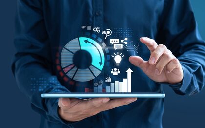 Empresario Diseno Digital Muestra Aumento Grafico Mercado 1