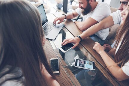 Grupo Jovenes Aparatos Computadora Portatil Organizan Lluvia Ideas Comunican Si Concepto Desarrollar Negocio Joven 1 1